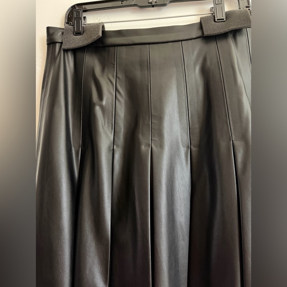 Veronica Beard
Herson Vegan Leather Pleated Midi Skirt
NWT
BLACK
SIZE 12 - Picture 2 of 9